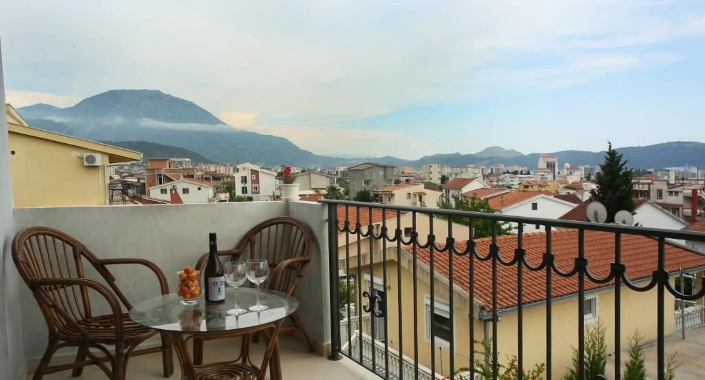 Terrace with mountain view at Aparthotel Monterria, Bar