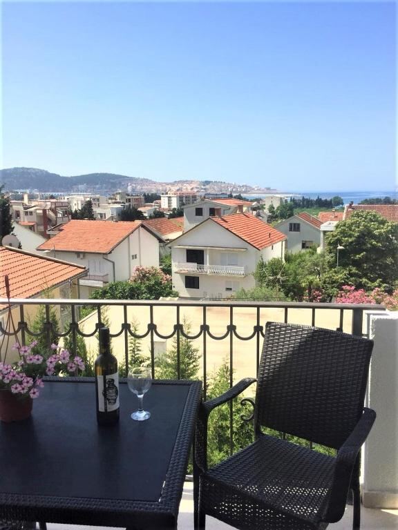 Balcony with sea view at Aparthotel Monterria, Bar